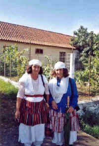 Zwei Dorfbewohnerinen in der Volkstracht bei Lezh