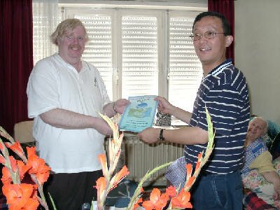 Metty Antony (links) mit Sun Jingli (Redakteur bei China Radio International)